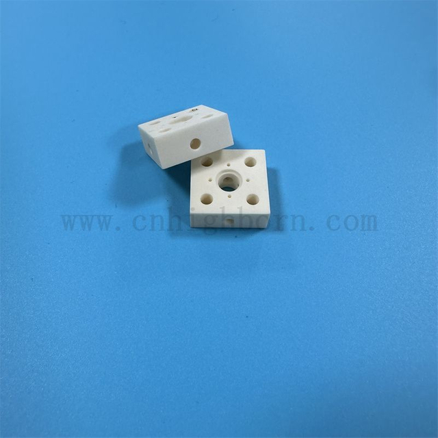 绝缘氧化铝不规则块耐磨99牛奶白色AL2O3陶瓷部分